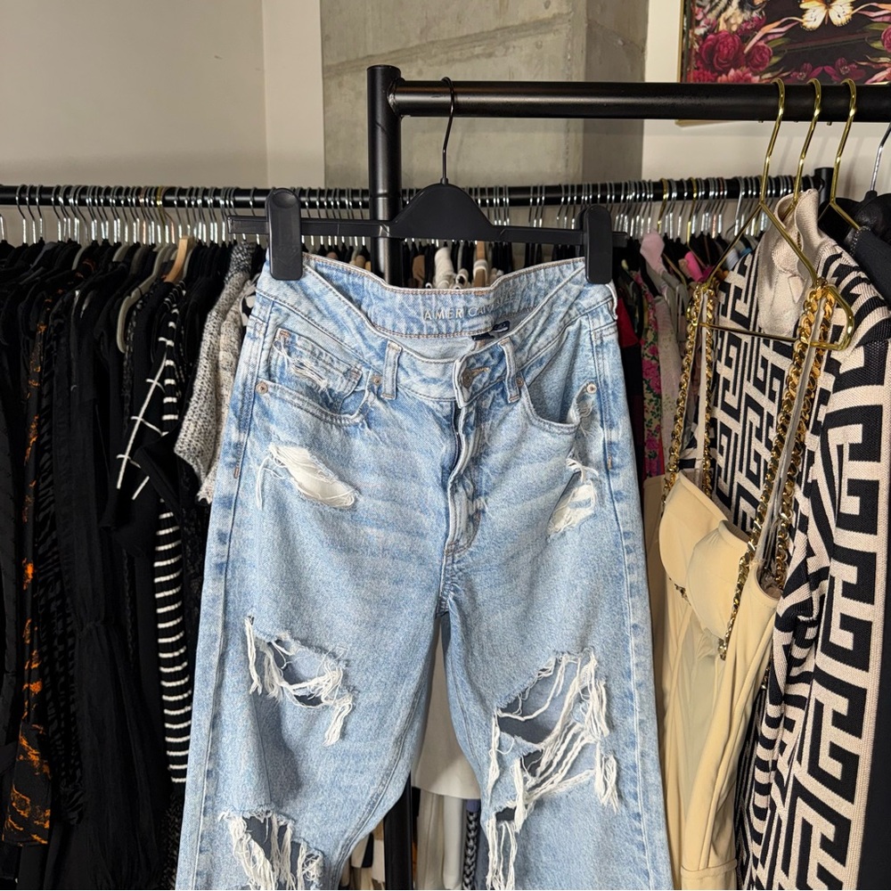 American Eagle Mom Jean Blue Light Wash Distressed Womens Size 6 EUC - Picture 3 of 13